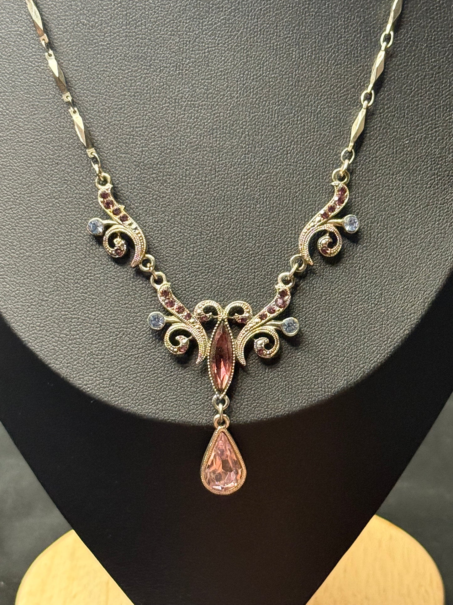Beautiful Vintage Silvertone necklace with purple and blue stones